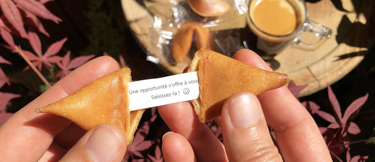 Message personnalisé dans le fortune cookie - biscuit chinois Message personnalisé dans le fortune cookie - biscuit chinois